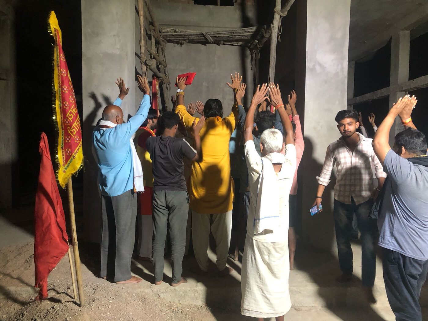 रात्रि हवन — भूमि पर बैठे साधक और प्रज्वलित अग्नि