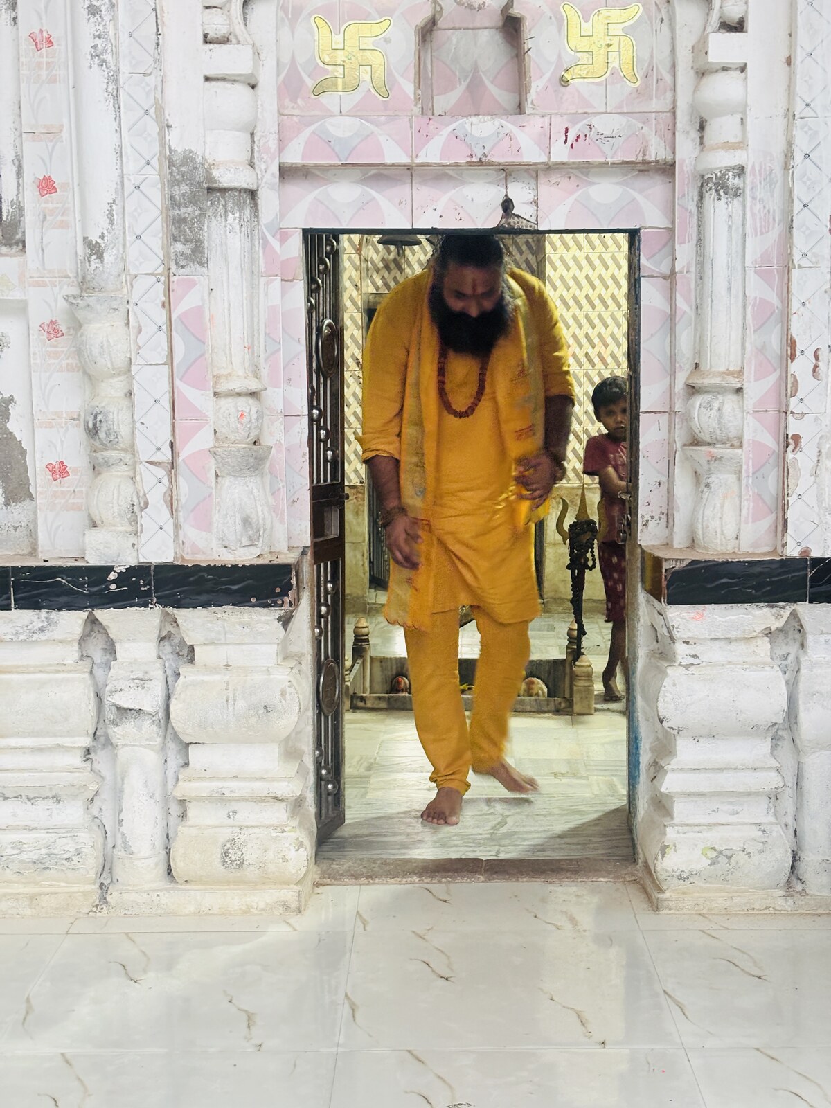 कबीर जी महाराज मुख्य मंदिर द्वार में — स्वस्तिक, संगमरमर स्तंभ, रुद्राक्ष माला — शिवालय में प्रवेश का दिव्य क्षण