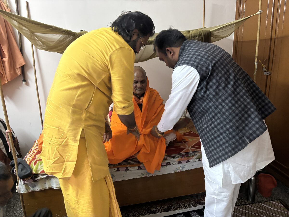 धाम परिसर में सेवा कार्य — शिव मंदिर की सफाई